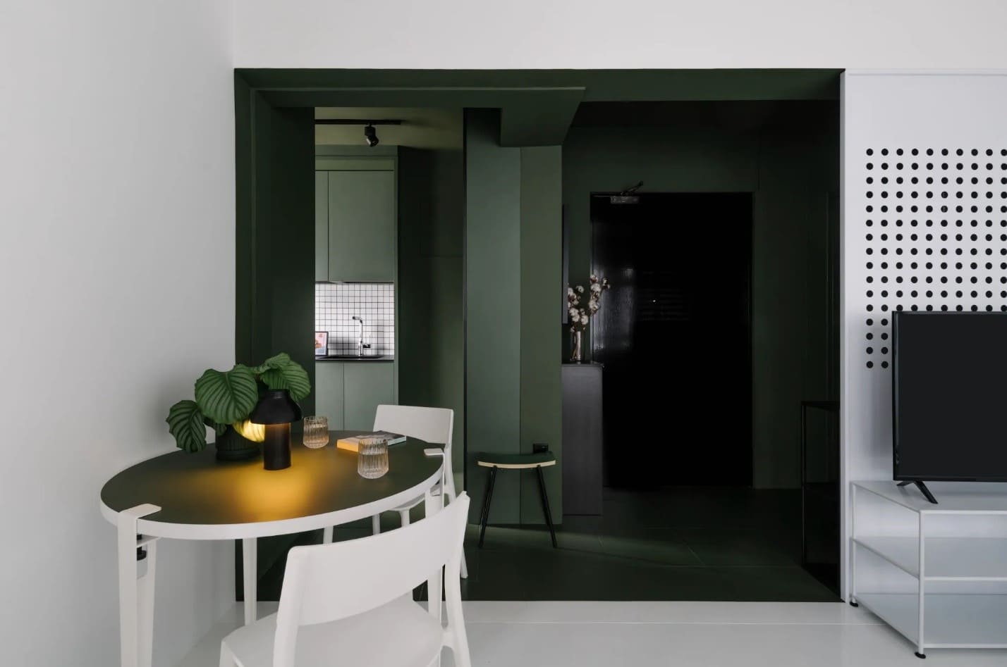 Современная светлая гостиная с панорамными фотообоями, изображающими лес, которые создают ощущение зонирования