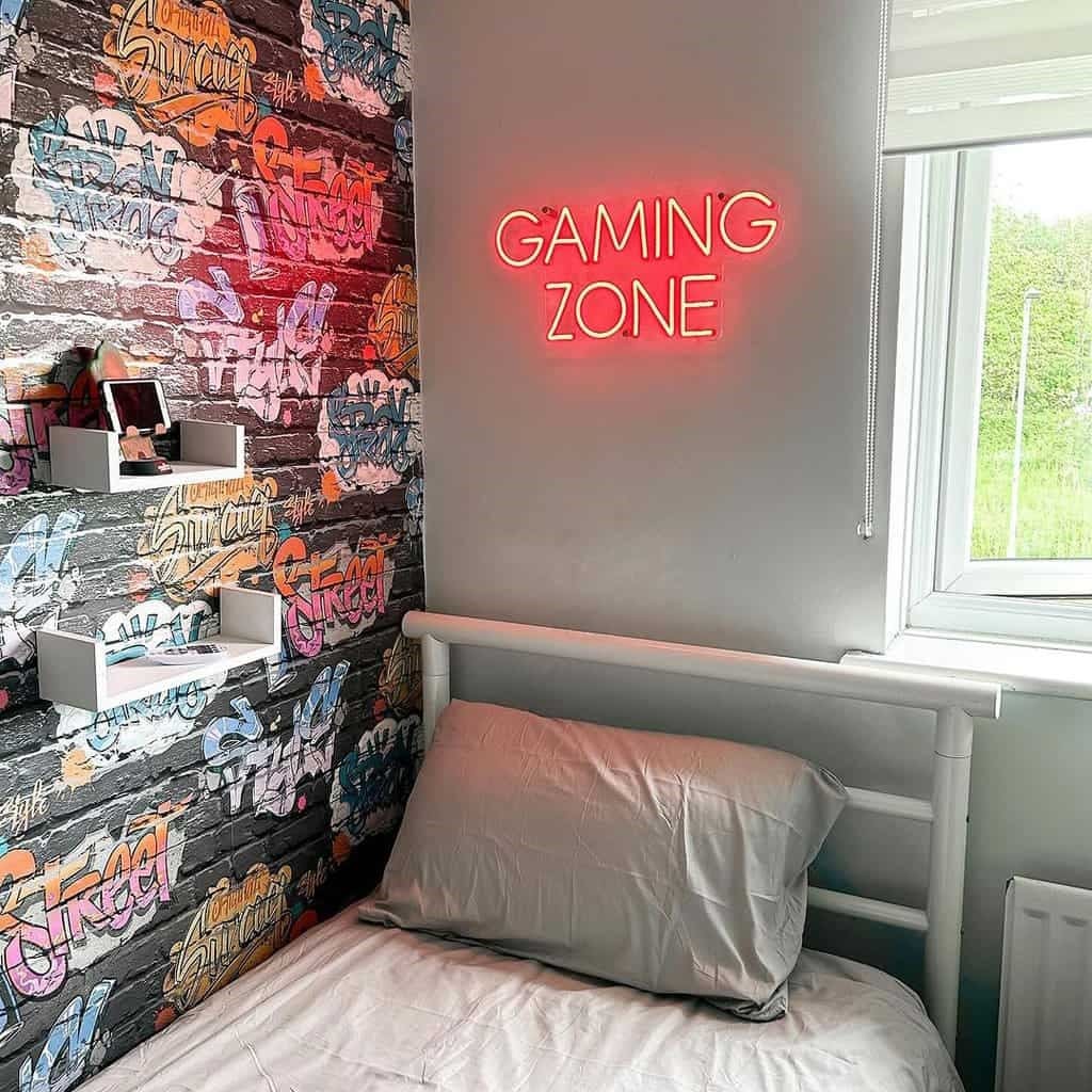 Фактурные обои под покраску с текстурой песка на стене в спальне